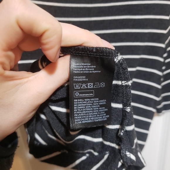 🌿 3/$20 🌿 H&M Gray and White Striped T-Shirt Size Extra Small - Picture 4 of 4